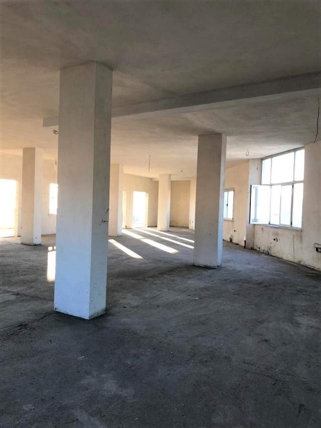 Tirane, jepet me qera lokal 290 m² 1.500 Euro