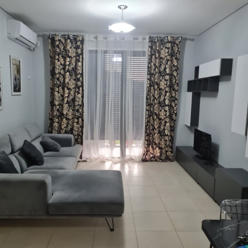 Tirane, jepet me qera apartament 1+1 Kati 4, 70 m² 500 € (rruga e kavajes)