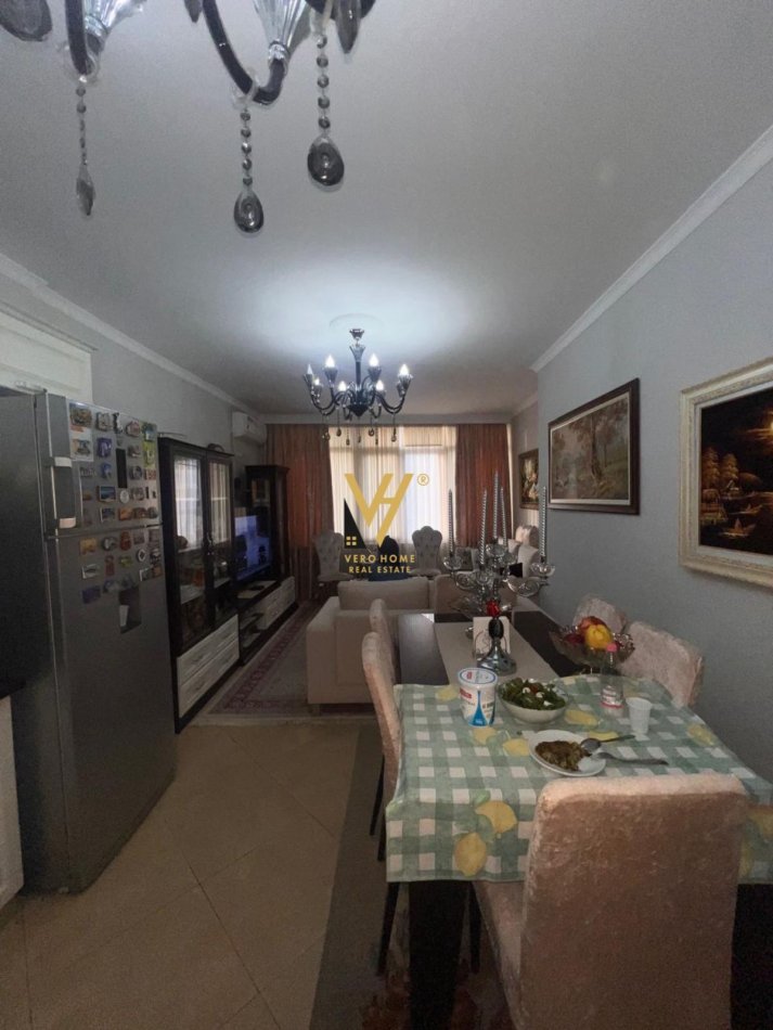 okazion Tirane, shitet apartament 3+1+Ballkon Kati 8, 145 m² 160.000 € (UNAZA E RE)