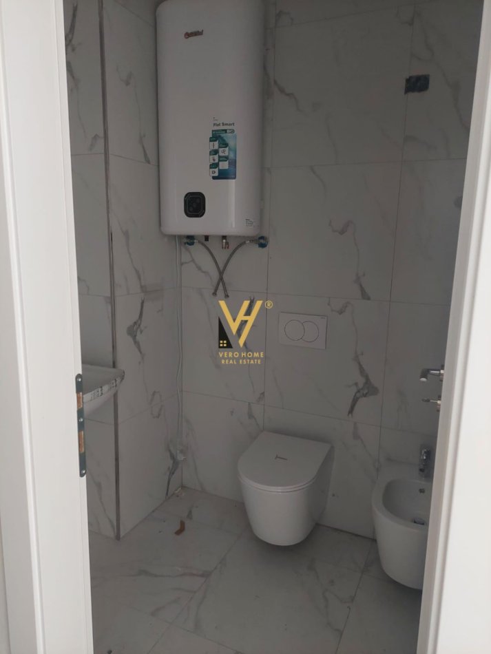 Tirane, jepet me qera zyre Kati 4, 143 m² 1.600 € (LIQENI ARTIFICIAL)