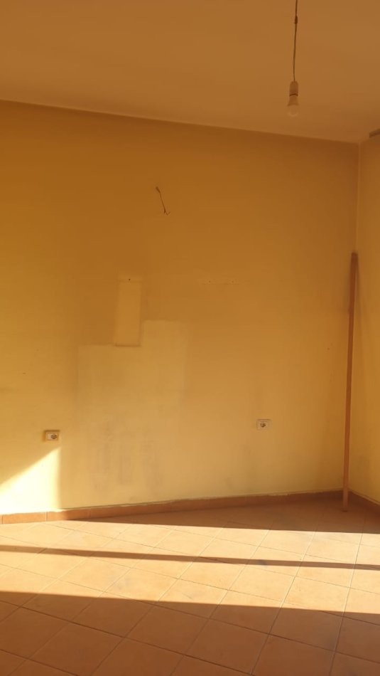 Tirane, jepet me qera ambjent biznesi Kati 3, 82 m² 500 € (Rruga e Dibres)