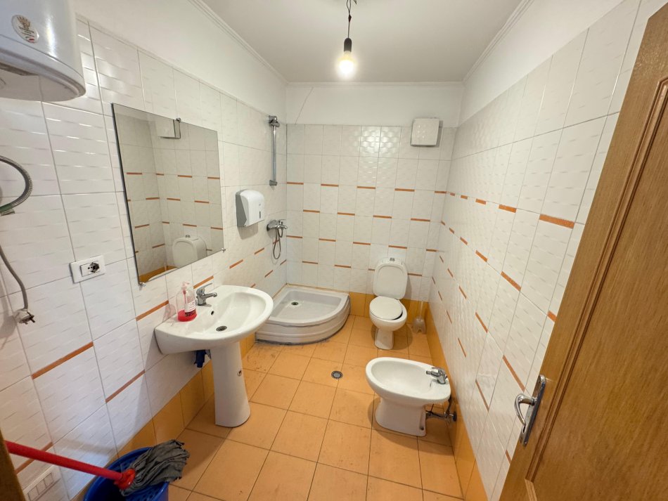 Tirane, jepet me qera zyre Kati 6, 116 m² 700 € (Ring Center,Zogu i Zi)