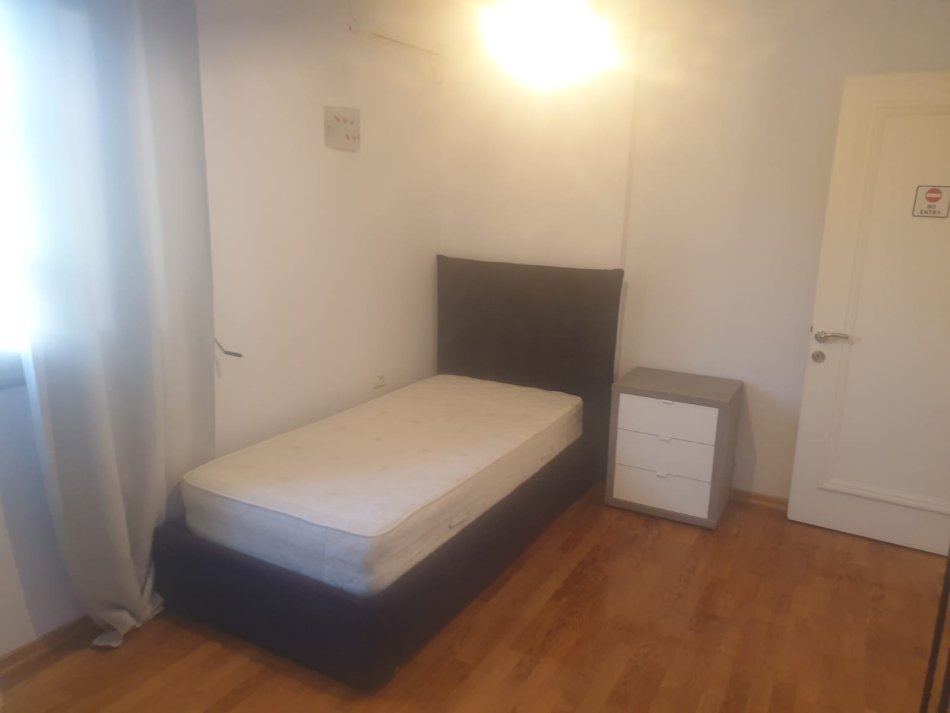 Tirane, jepet me qera apartament 3+1 Kati 6, 220 m² 1.500 € (Bllok)