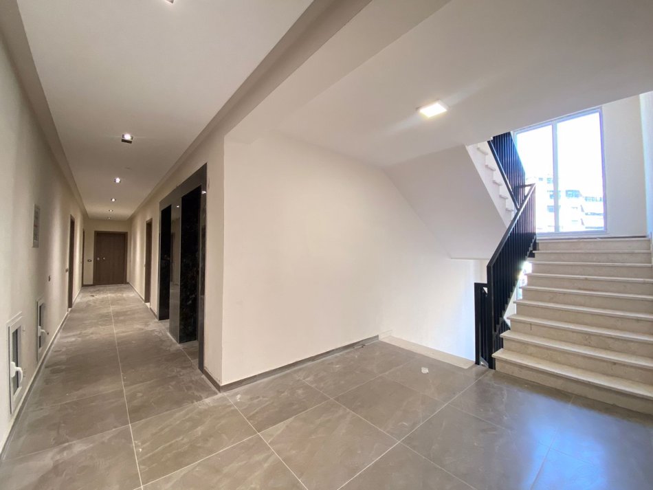 Tirane, jepet me qera apartament 1+1 Kati 2, 60 m² 450 € (Rruga Tefta Tashko Koco)