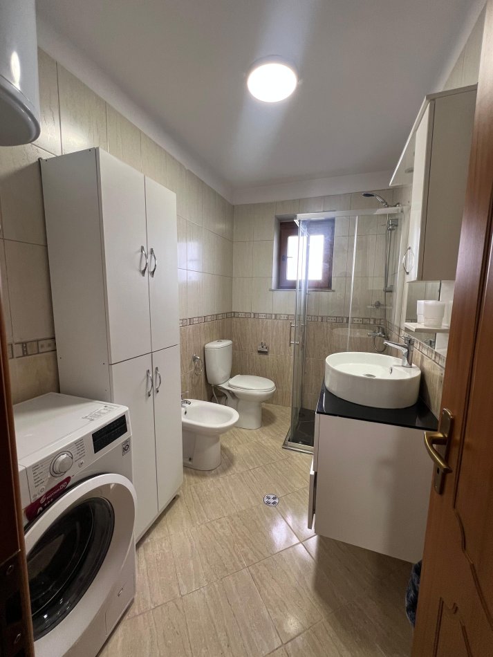 Tirane, jepet me qera apartament 1+1 Kati 2, 75 m² 600 € (MYSLYM SHYR)