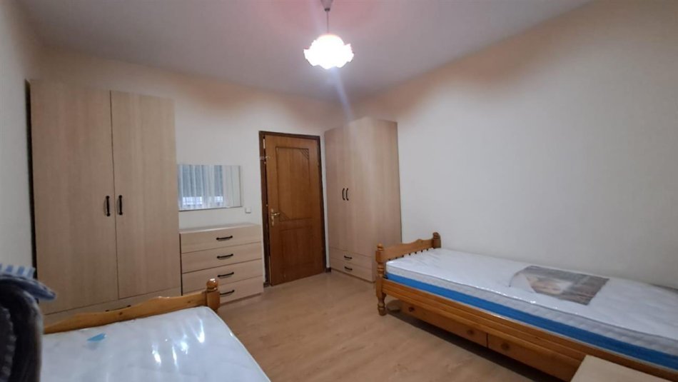 Tirane, jepet me qera apartament 2+1 Kati 1, 80 m² 500 € (rruga hysen gjura)