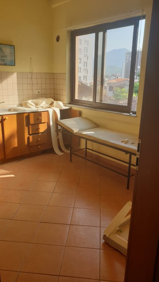 Tirane, jepet me qera ambjent biznesi Kati 3, 82 m² 500 € (Rruga e Dibres)