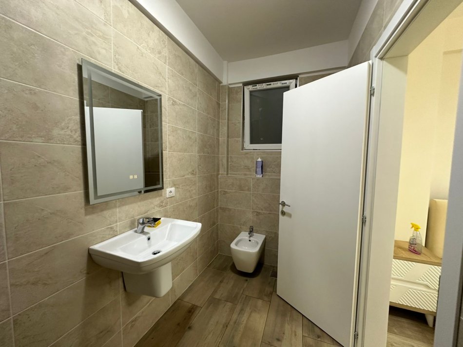 Tirane, jepet me qera apartament 2+1+Ballkon Kati 2, 110 m² 750 € (Kompleksi FZ)