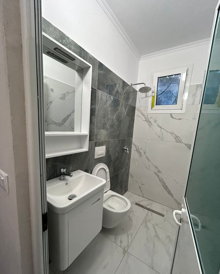 Tirane, jepet me qera apartament 1+1+Ballkon Kati 1, 50 m² 350 € (Fresk rruga Xhon Belushi)