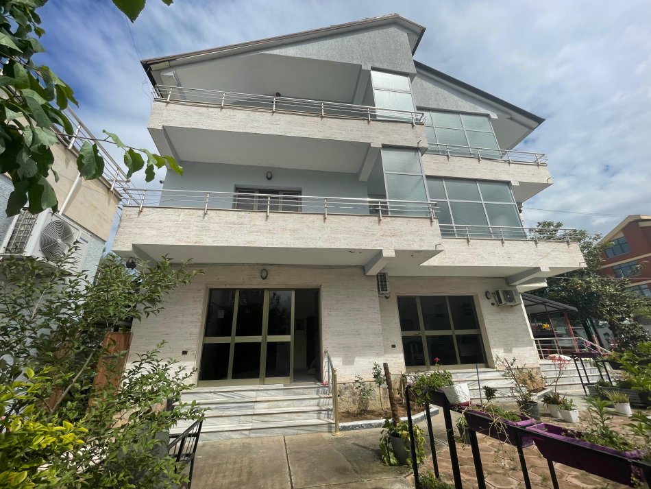 Qera, Ambient, Shkolla Gjon Buzuku, Tiranë - 3000€ | 450 m²