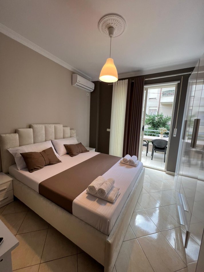 Tirane, jepet me qera apartament 1+1+Ballkon Kati 2, 80 m² 550 € (Rruga Peti)