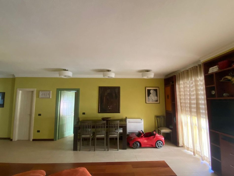 Tirane, jepet me qera apartament 2+1+Ballkon Kati 7, 130 m² 750 € (Rruga &quot;Hoxha Tahsim)