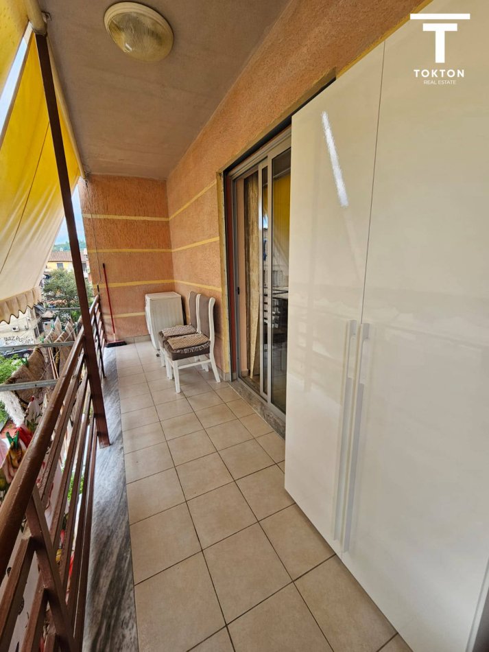 Tirane, jepet me qera Apartament 1+1 Kati 4, 52 m2, 300 euro (Kombinat) TT 902