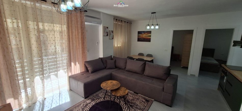 Tirane, jepet me qera apartament 2+1 Kati 1, 80 m² 390 € (fresku)