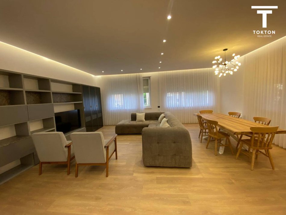 Tirane, jepet me qera Vile 4+1+Ballkon Kati 3, 350 m² 3,000 € (TEG) TT 972