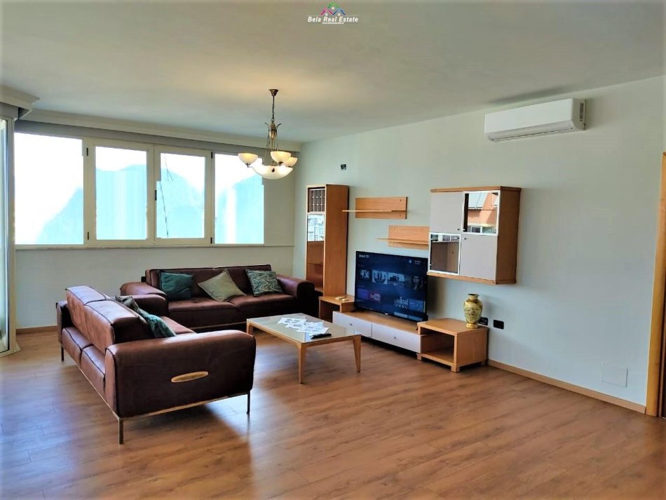 Tirane, jepet me qera apartament 3+1 Kati 8, 220 m² 1.500 € (kika 1)