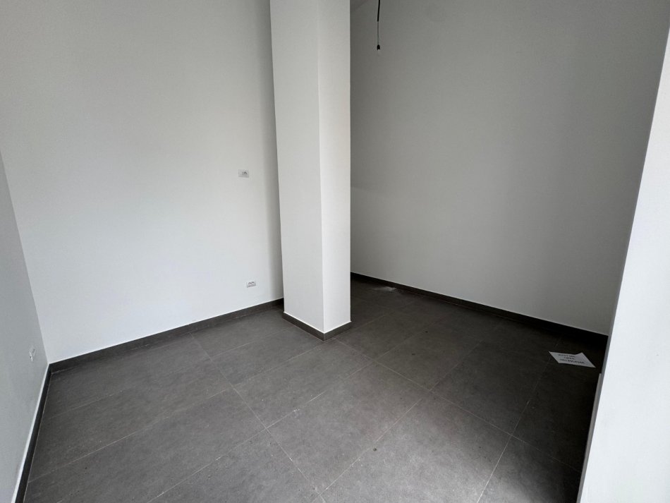 Tirane, jepet me qera ambjent biznesi Kati 0, 28 m² 500 € (myslym shyri)