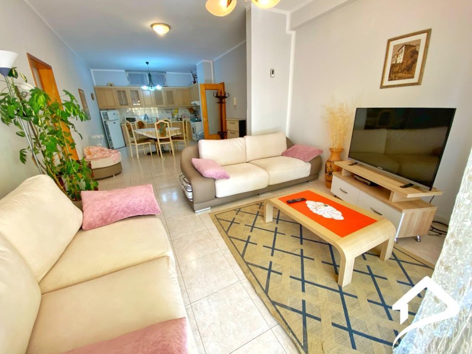 Tirane, jepet me qera apartament 2+1 Kati 3, 140 m² 650 € (Blloku i Ambasadave - Rruga e Kavajës)