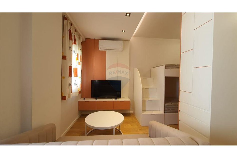 Tirane, jepet me qera apartament Kati 5, 38 m² 500 € (Rruga e Barrikadave - Pazari i Ri)