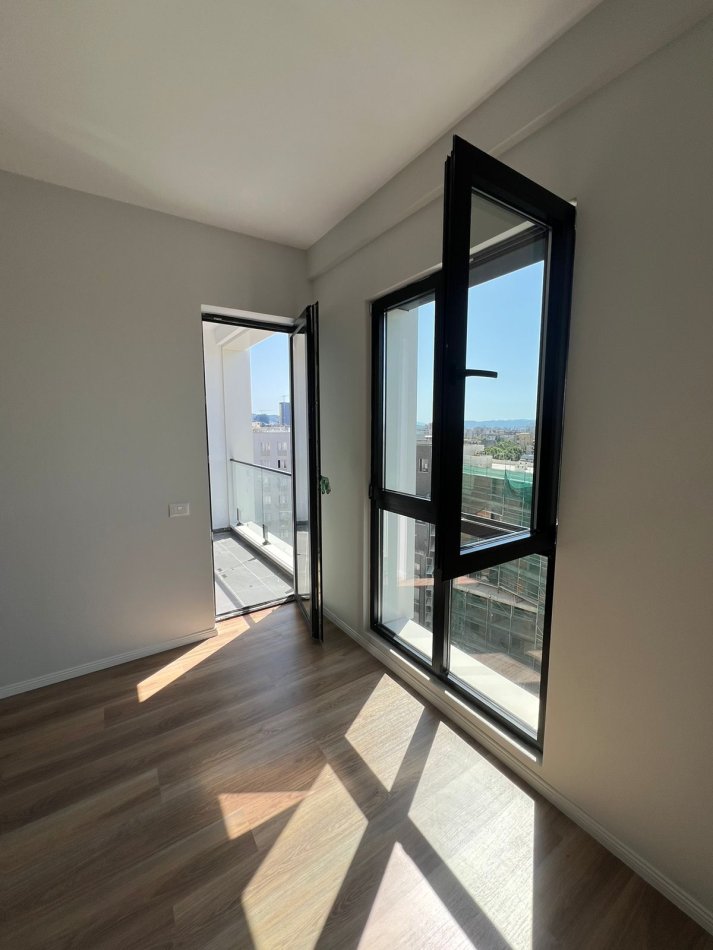 Tirane, jepet me qera zyre Kati 7, 90 m² 500 € (Kompleksi Arlis, prane Farmacise nr.10)