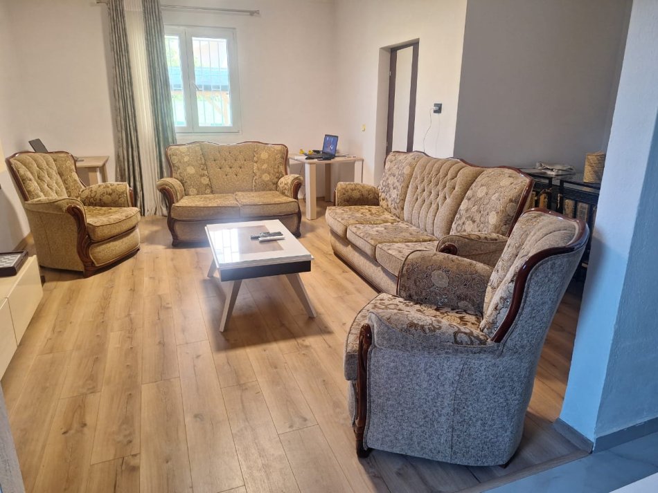 Tirane, shes Shiten komplet kolltuqesh 25 000 lek 250 €