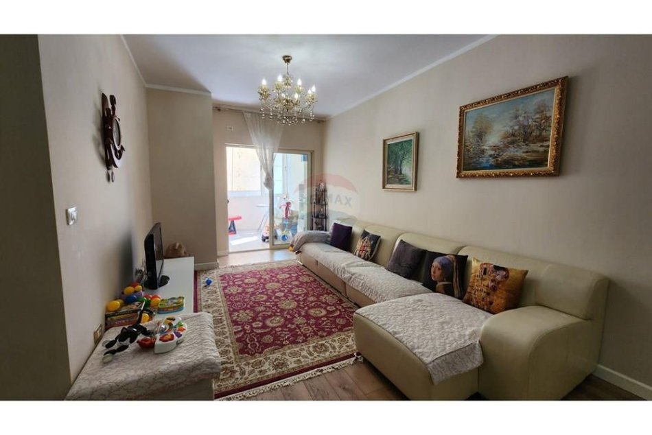 Tirane, jepet me qera apartament 2+1 Kati 2, 110 m² 500 € (Yzberisht)