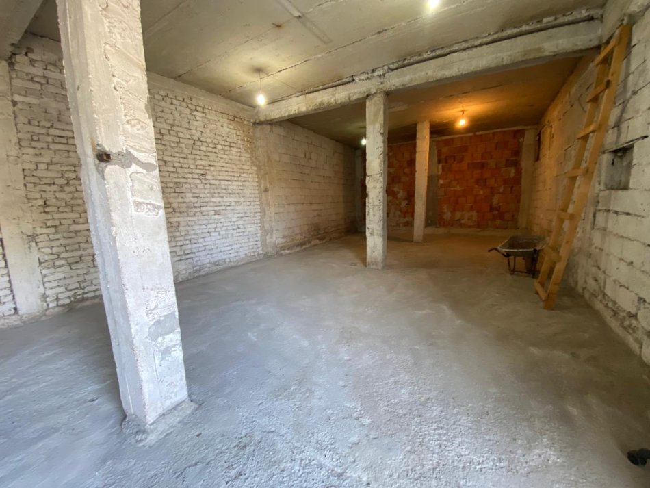 Tirane, jepet me qera ambjent biznesi Kati 0, 130 m² 450 € (Ali Demi)