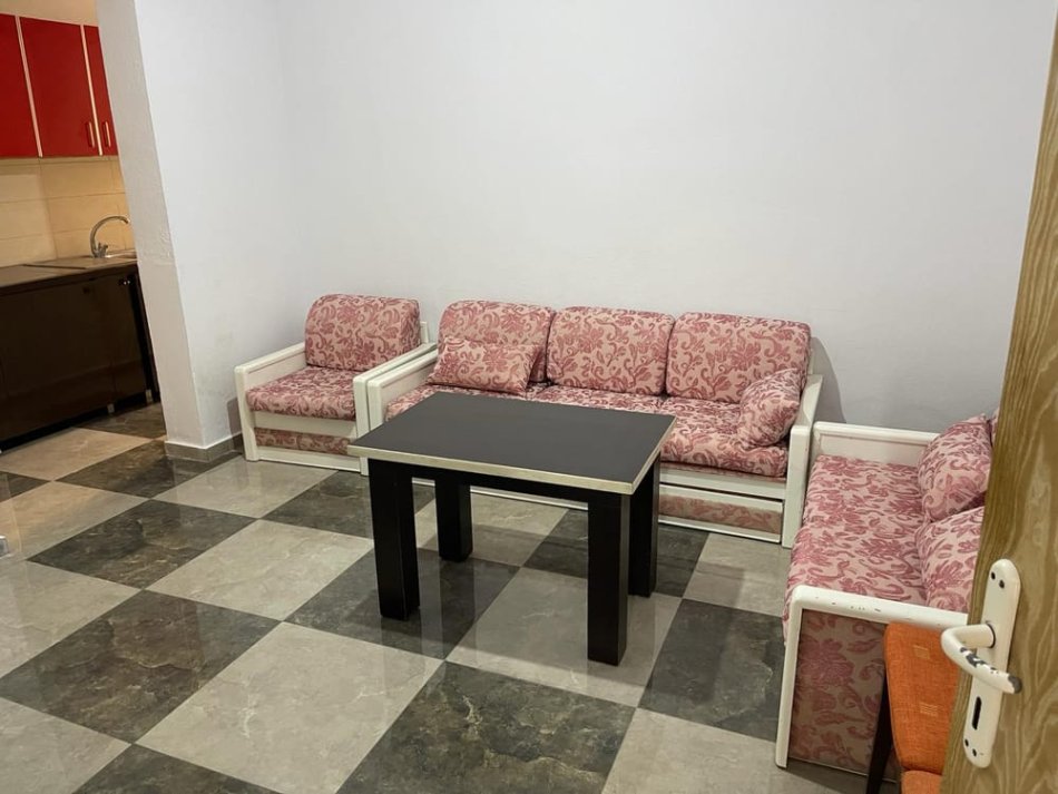Tirane, jepet me qera apartament 1+1 Kati 1, 400 € (vilat amerikane)