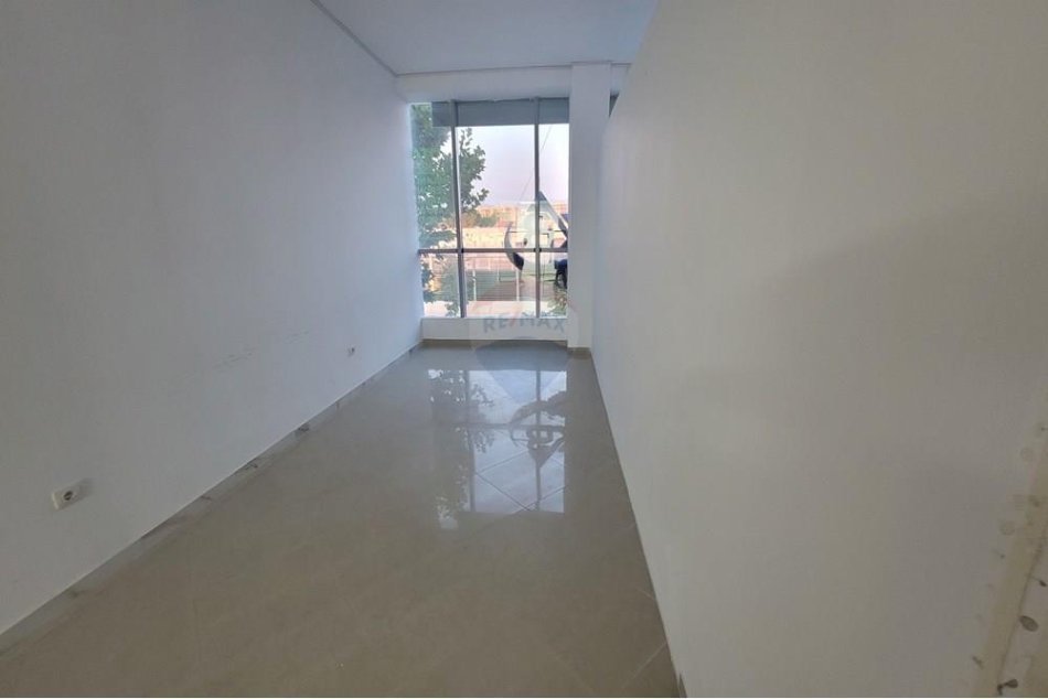 Tirane, jepet me qera zyre Kati 1, 50 m² 450 € (Astir)
