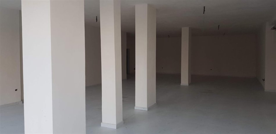 Tirane, jepet me qera dyqan Kati 0, 145 m² 1.500 € (Brryli)