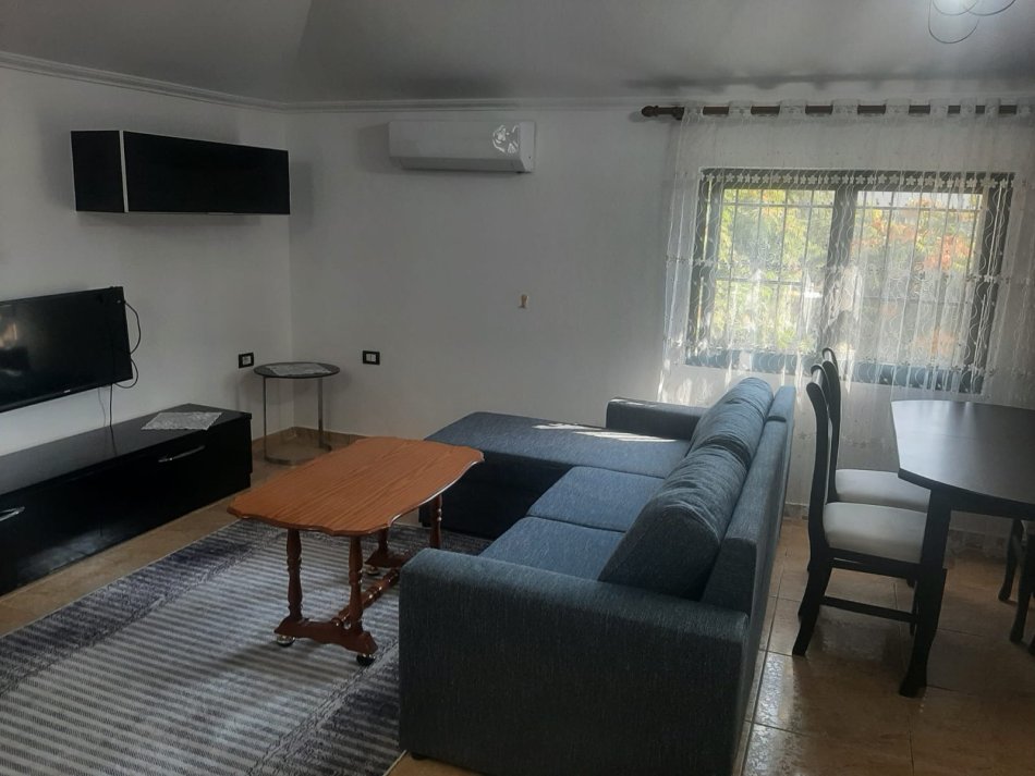 Tirane, jepet me qera apartament 2+1 Kati 3, 380 m² 380 € (Kombinat)
