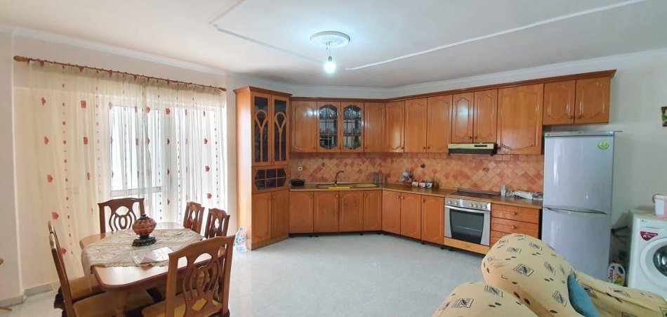 Tirane, jepet me qera apartament 2+1 Kati 5, 85 m² 500 € (Laprake)