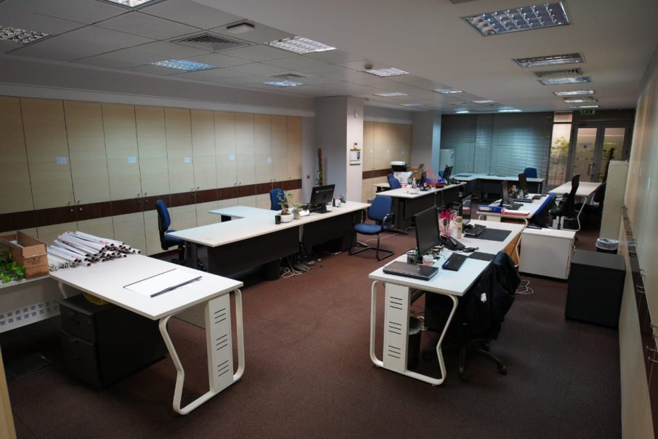 Tirane, jepet me qera zyre Kati 0, 700 m² 8.000 € (rruga e Kavajes)
