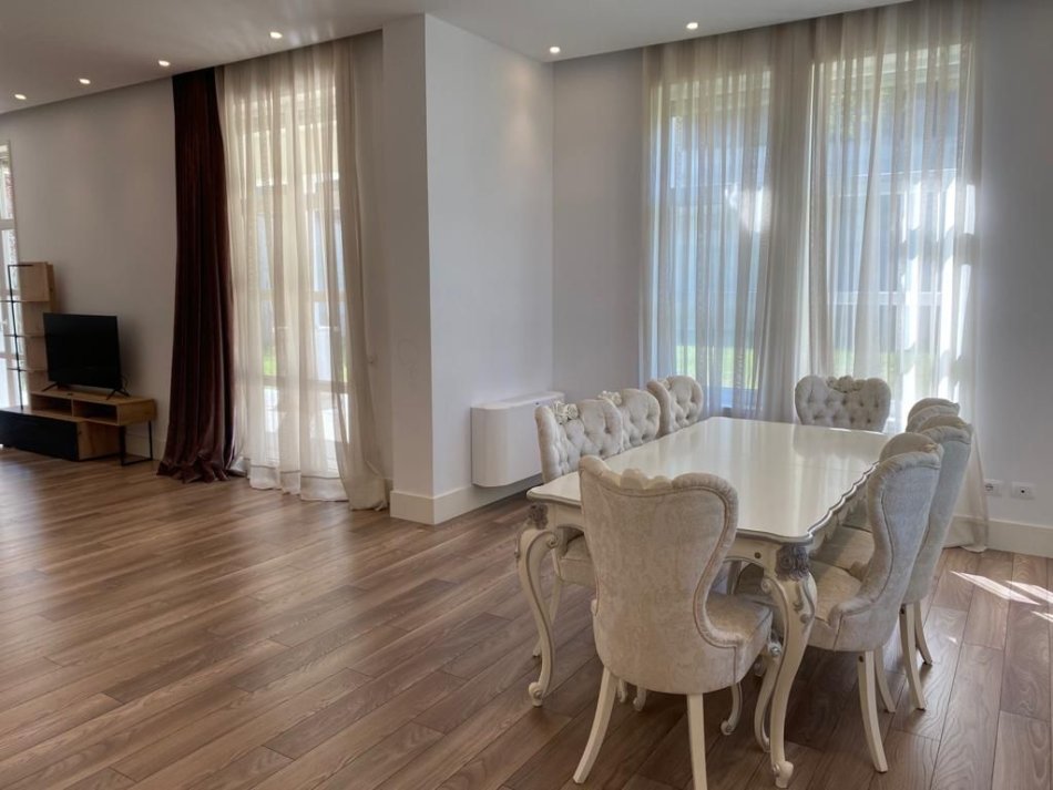 Tirane, jepet me qera Vile 3+1 Kati 2, 221 m² 5.000 € (Mullet)