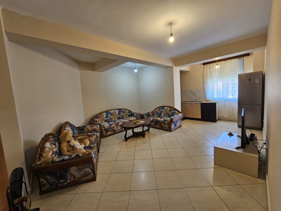 Tirane, jepet me qera apartament 2+1 Kati 4, 104 m² 500 € (Kopshti Botanik)