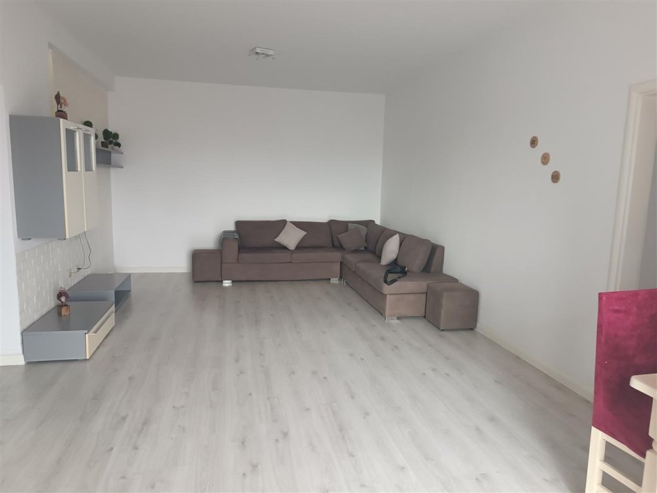 Tirane, jepet me qera apartament 3+1 Kati 5, 175 m² 500 € (Yrshek)
