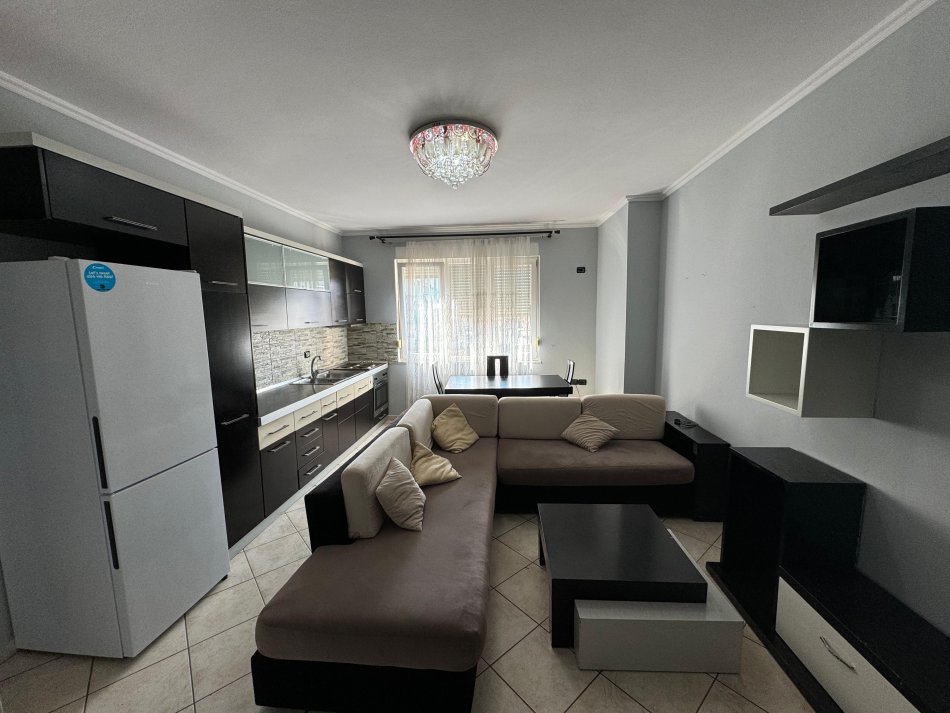 Tirane, jepet me qera apartament 1+1 Kati 5, 90 m² 700 € (Sheshi Willson)
