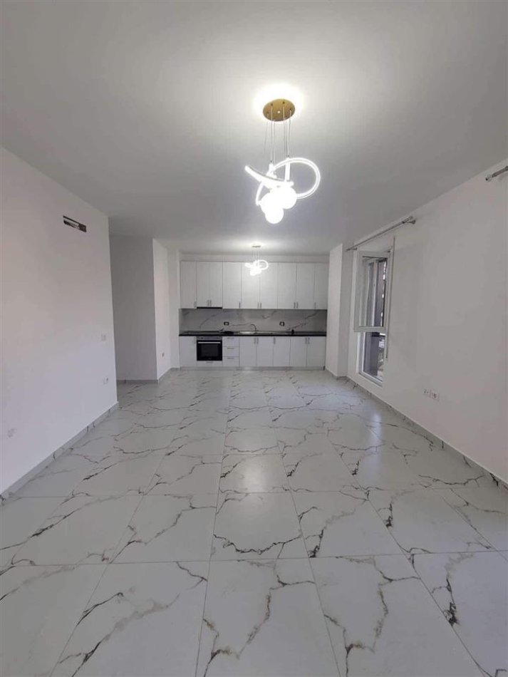 Tirane, jepet me qera apartament 2+1 Kati 2, 100 m² 500 € (Laprake)