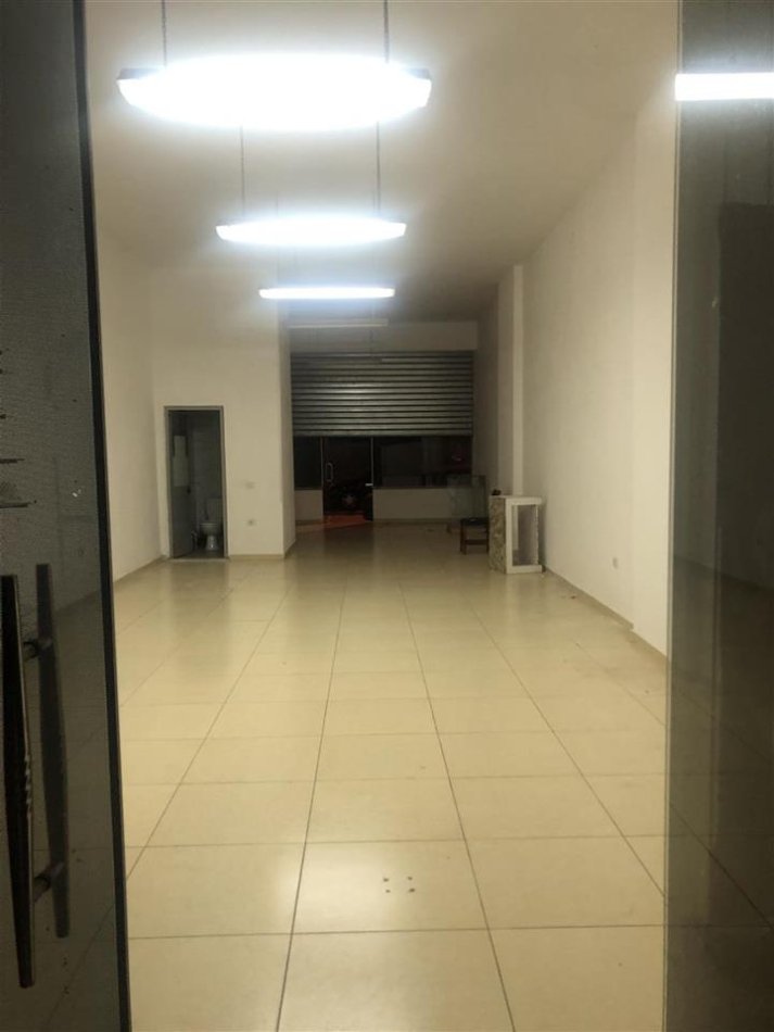 Tirane, jepet me qera dyqan Kati 0, 83 m² 500 € (Astir)