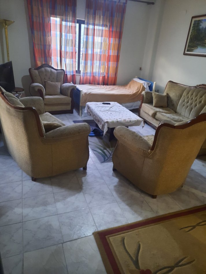 Tirane, jepet me qera apartament 1+1+Ballkon Kati 9, 78 m² 500 € (RRUGA E KAVAJES)