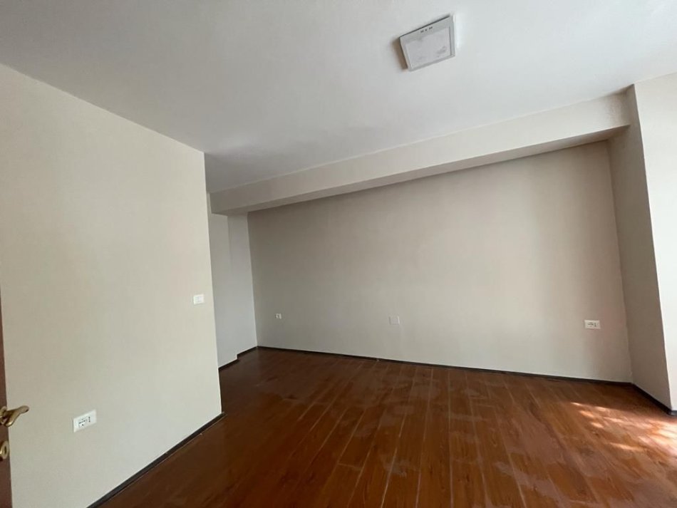 Tirane, jepet me qera zyre Kati 2, 100 m² 800 € (mine peza)