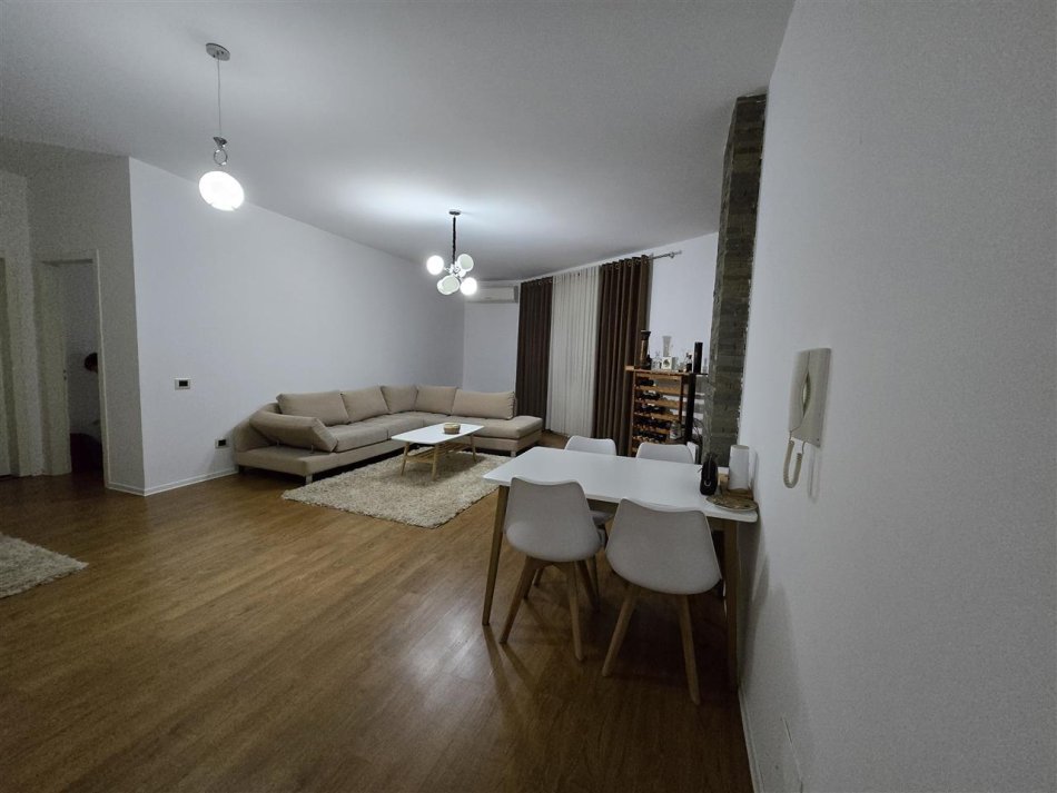 Tirane, jepet me qera apartament 1+1 Kati 3, 90 m² 650 € (liqeni i thate)