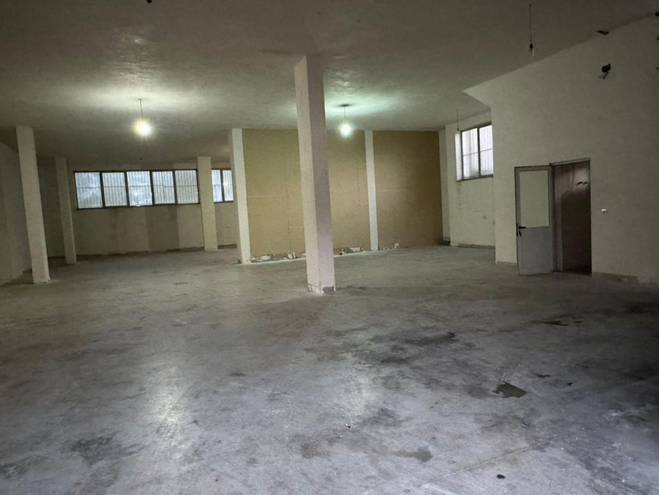 Tirane, jepet me qera magazine Kati 1, 367 m² 1.500 € (autostraden tirane durres)