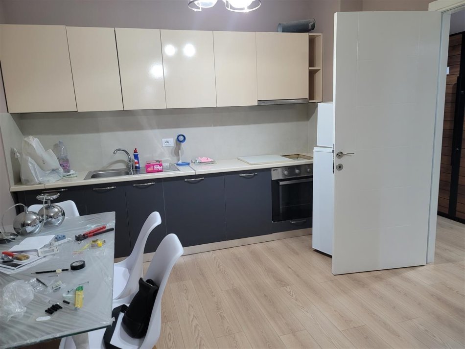 Tirane, jepet me qera apartament 1+1+Ballkon Kati 3, 70 m² 500 € (asl 2)