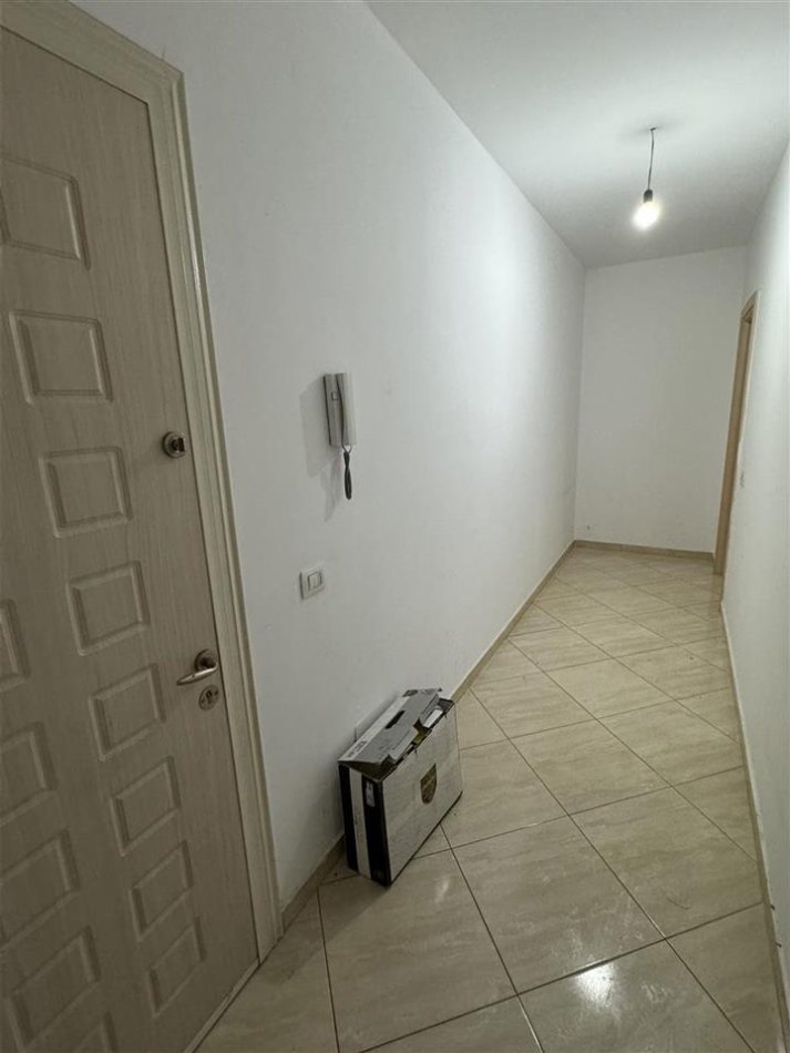 Tirane, jepet me qera zyre Kati 3, 118 m² 800 € (Astir)