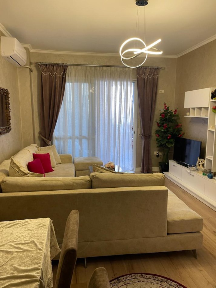 Tirane, jepet me qera apartament 3+1+Ballkon Kati 2, 105 m² 1.000 € (kopshit zoologjik)
