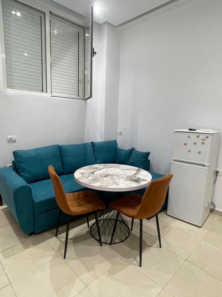 Tirane, jepet me qera apartament 1+1+Ballkon Kati 1, 60 m² 400 € (VILAT GJERMANE)