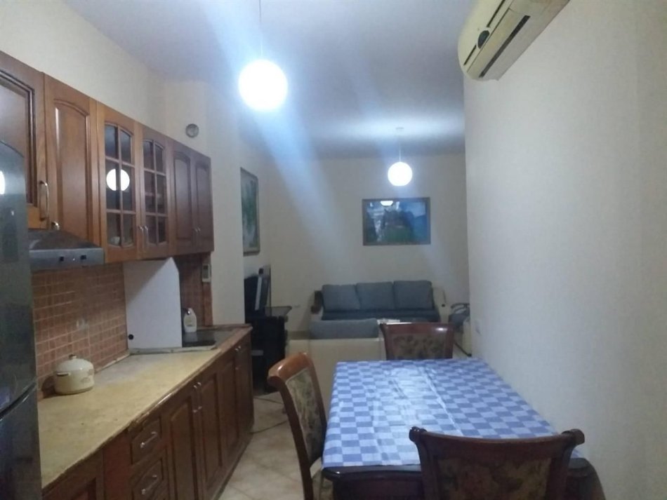 Tirane, jepet me qera apartament 1+1+Ballkon Kati 2, 70 m² 350 € (fresku)