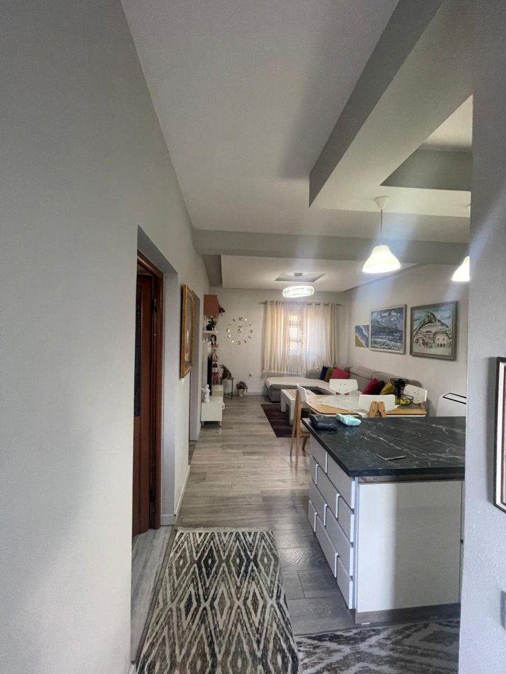 Tirane, jepet me qera kati i nje Vile 3 kateshe 2+1 Kati 2, 90 m² 600 € (Jordan Misja)