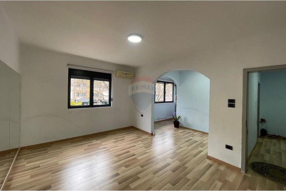 Tirane, jepet me qera apartament 1+1 Kati 1, 54 m² 550 € (Ali Demi)